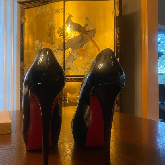 (FITS LIKE A SIZE 9 and 9.5) Christian Louboutin Black only tried on indoors - Picture 13 of 16